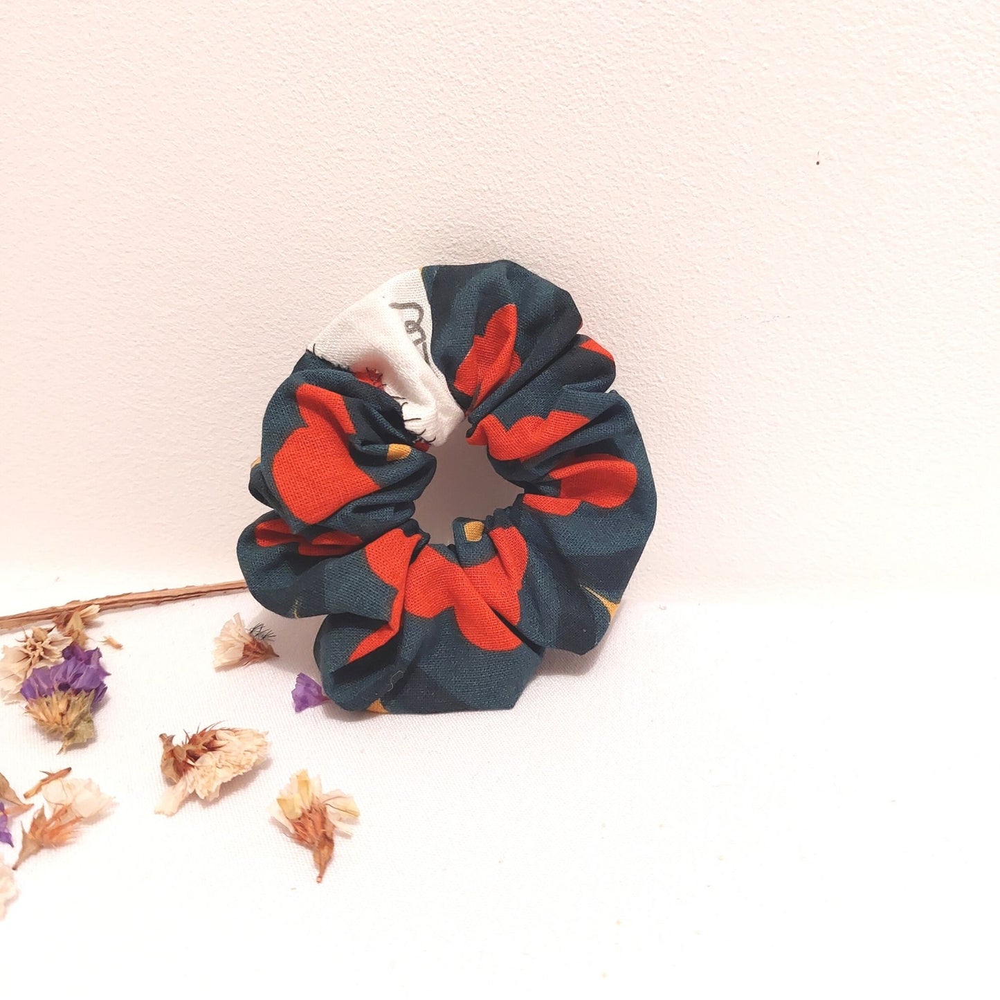 Adopte un chouchou upcyclé. Large gamme d'accessoires pour cheveux. Des Chouchous aux Bandeaux à Cheveux, pour crinière fournie ou chevelure clairsemée