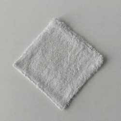 Lingette démaquillante lavable en coton démaquillant réutilisable. Des carrés démaquillants doux, écologiques et réutilisables.