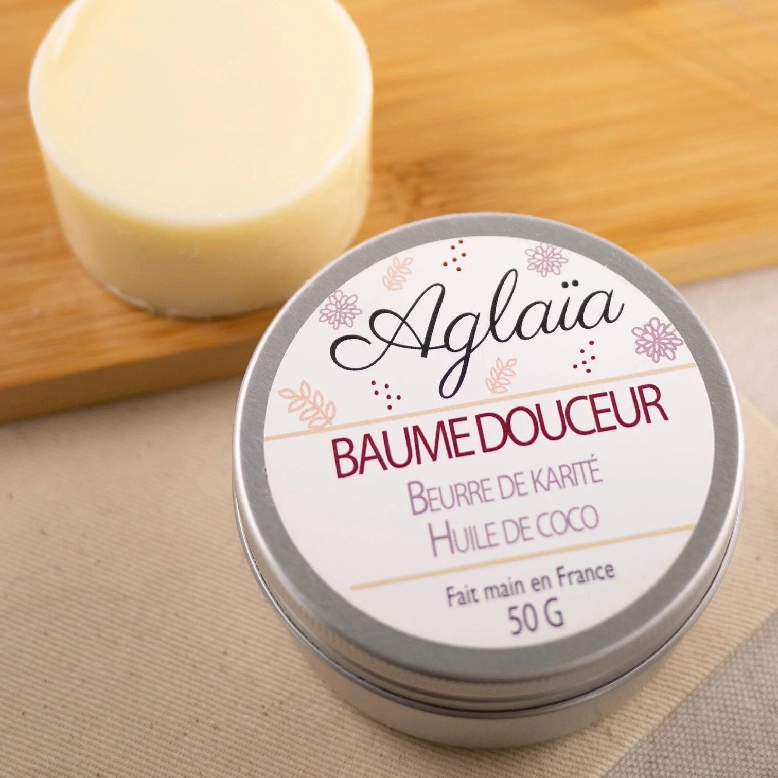 Ce baume nourrissant hydratant contient des huiles qui vont nourrir, hydrater et protéger votre peau naturellement