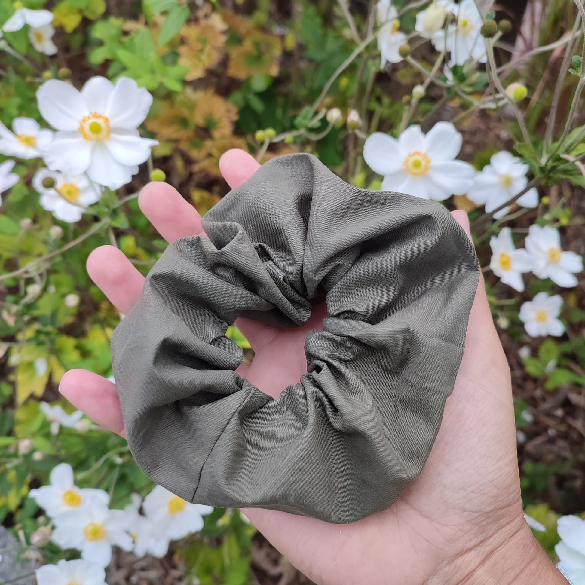 Adopte un chouchou upcyclé. Large gamme d'accessoires pour cheveux. Des Chouchous aux Bandeaux à Cheveux, pour crinière fournie ou chevelure clairsemée