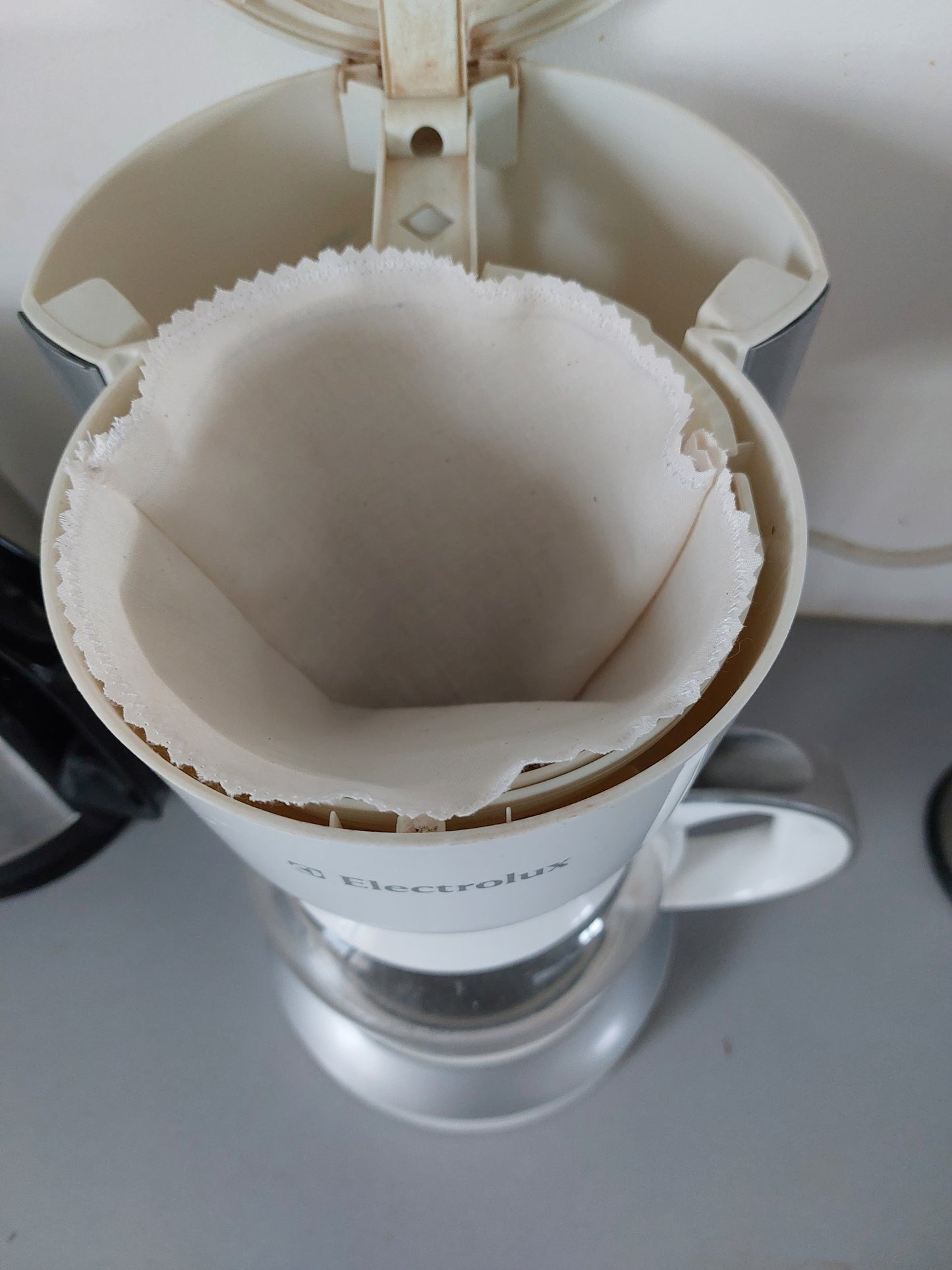 Limitez les déchets avec un filtre à café en tissu 100 % coton lavable et réutilisable. Ce filtre laisse passer le liquide tout en retenant le marc de café et faites de vraies économies