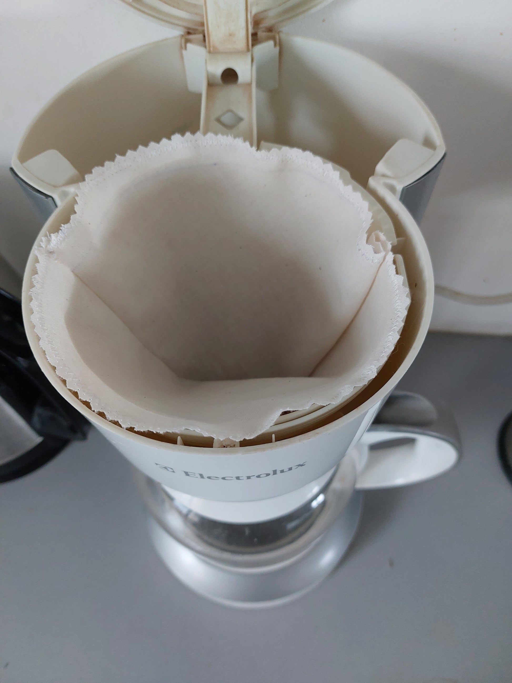 Limitez les déchets avec un filtre à café en tissu 100 % coton lavable et réutilisable. Ce filtre laisse passer le liquide tout en retenant le marc de café et faites de vraies économies