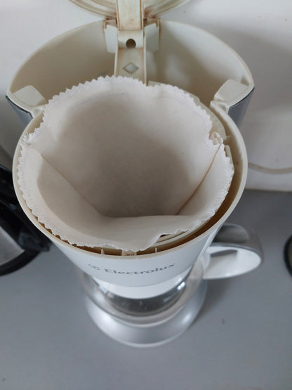 Limitez les déchets avec un filtre à café en tissu 100 % coton lavable et réutilisable. Ce filtre laisse passer le liquide tout en retenant le marc de café et faites de vraies économies