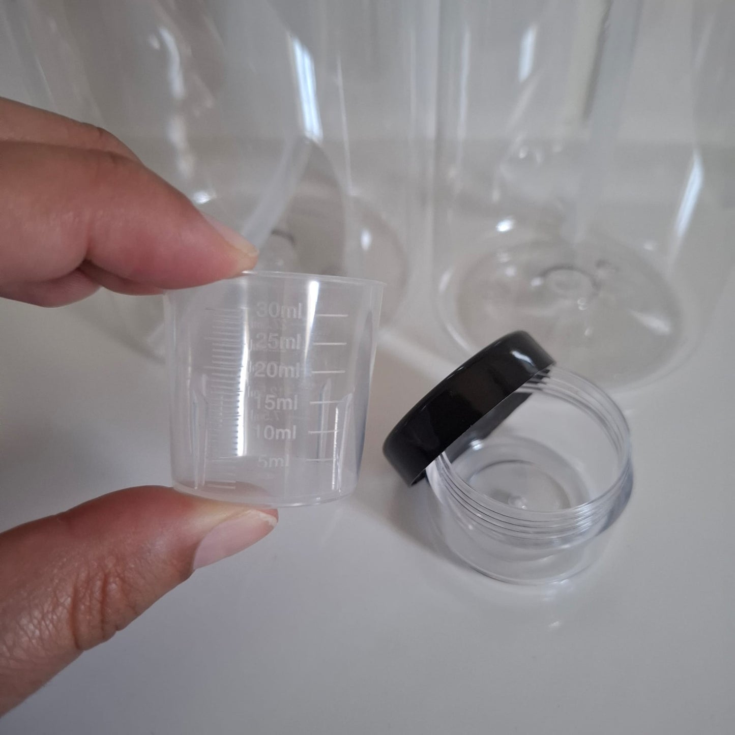 Le kit complet pour se lancer dans les recettes zéro déchet : flacon 1L, 500ml, doseur 30ml + pot bonus offert. 10€ frais de port inclus. Livraison France