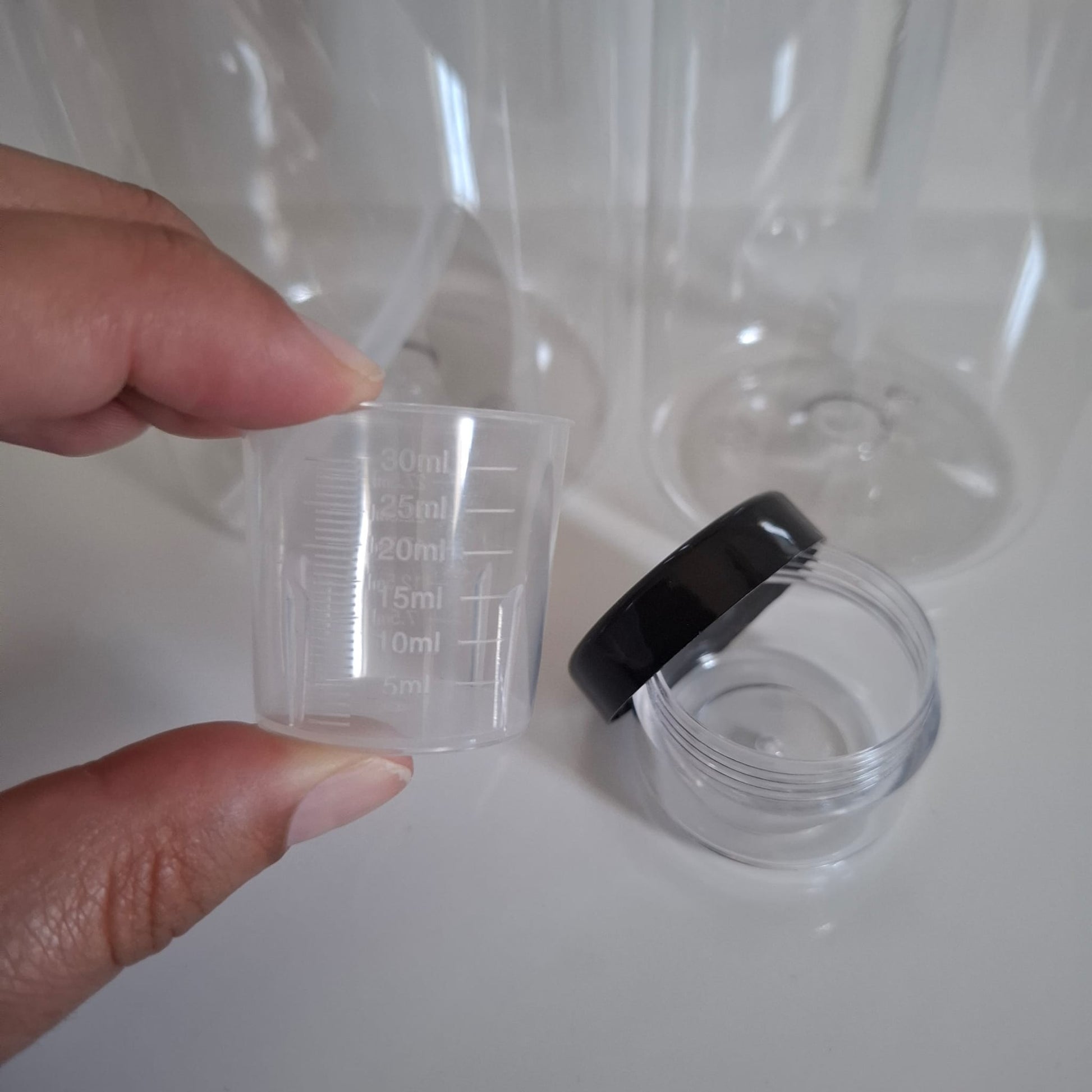 Le kit complet pour se lancer dans les recettes zéro déchet : flacon 1L, 500ml, doseur 30ml + pot bonus offert. 10€ frais de port inclus. Livraison France