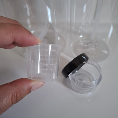 Le kit complet pour se lancer dans les recettes zéro déchet : flacon 1L, 500ml, doseur 30ml + pot bonus offert. 10€ frais de port inclus. Livraison France