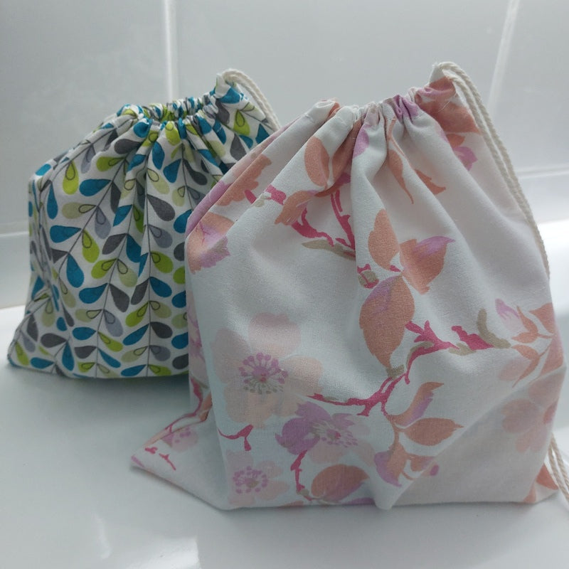 Sac cadeau réutilisable / pochon cadeau réutilisable noël anniversaire alternative au furoshiki en tissu car plus facile à simplement nouer