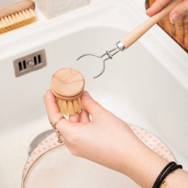 Tête de brosse à vaisselle écologique, pour changer de brosses sans changer le reste. La recharge se met directement sur le manche de la brosse vaisselle en bois.