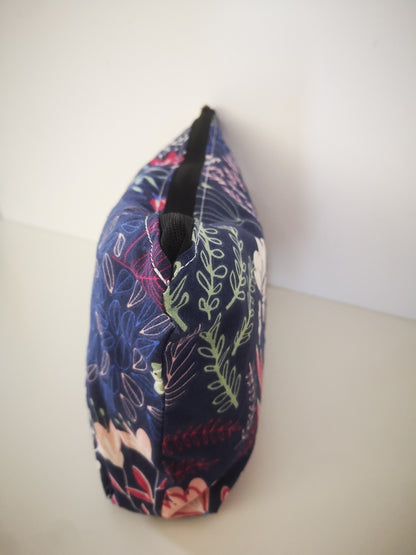 Emmener tous vos indispensables dans votre trousse : pour la toilette, l'école, une retouche beauté, des médicaments etc.