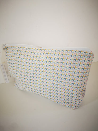 Grandes trousses à glisser dans votre sac pour les retouches make-up du quotidien, ou pour simplement ranger vos essentiels.