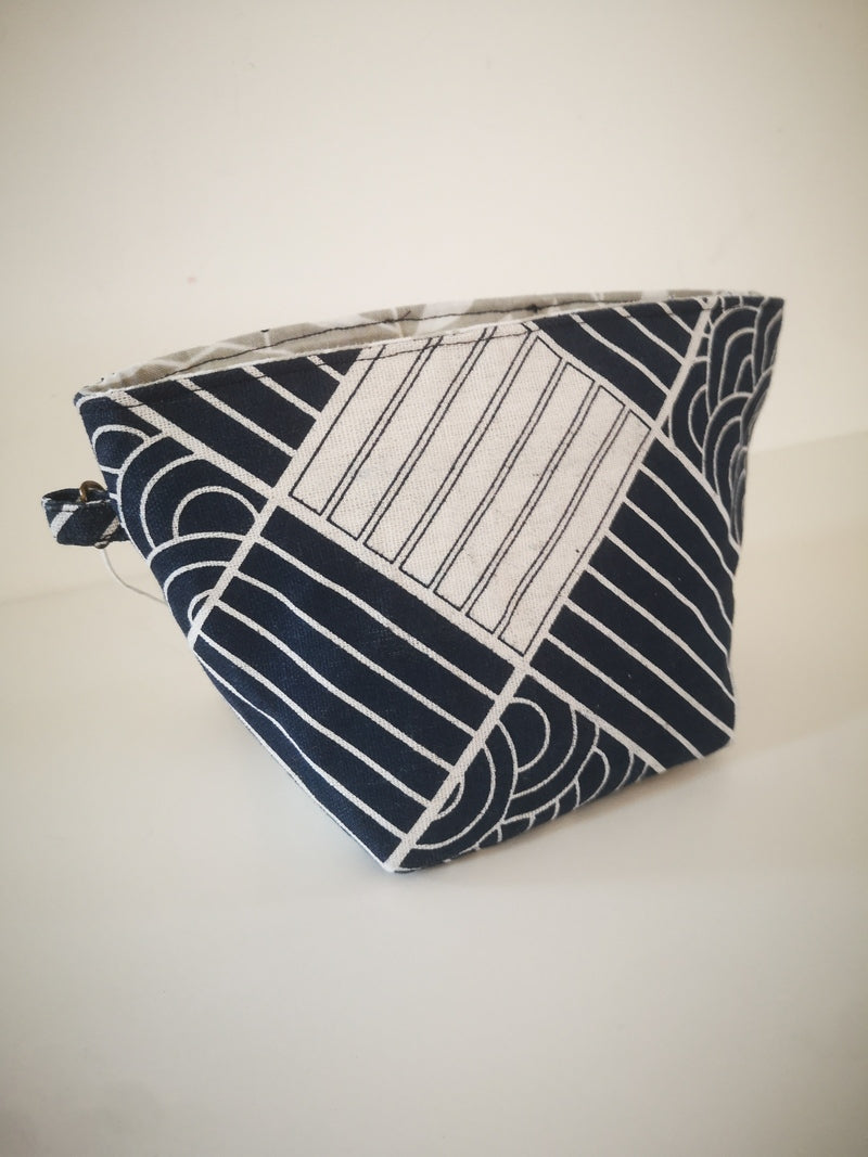 Trousse rangement maquillage pochette accessoire de voyage ou trousse pour les fournitures scolaires et le matériel d'art à zip ou à pression format moyen et nomade facilement