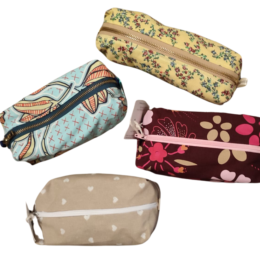 La trousse carrée : trousse d'école ou trousse  à maquillage, de toilette à trésors, bref un indispensable voyage