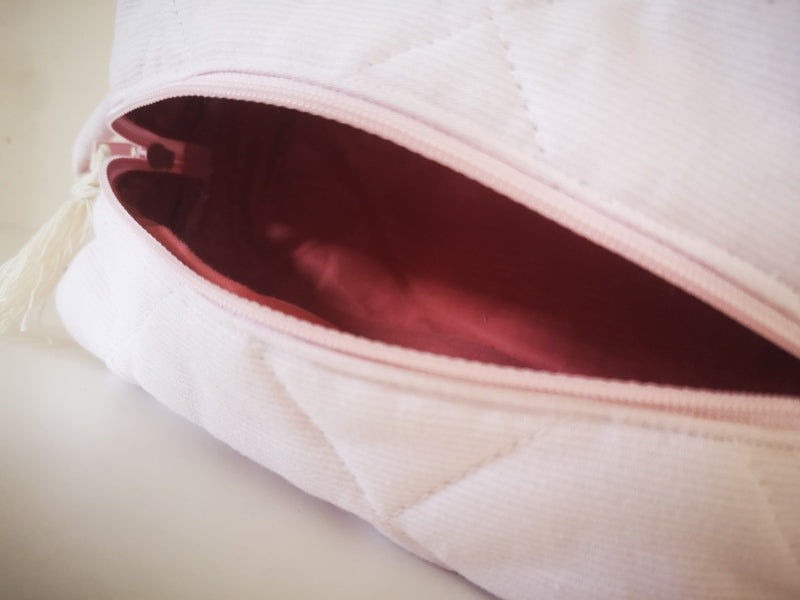 La trousse carrée : trousse d'école ou trousse  à maquillage, de toilette à trésors, bref un indispensable voyage