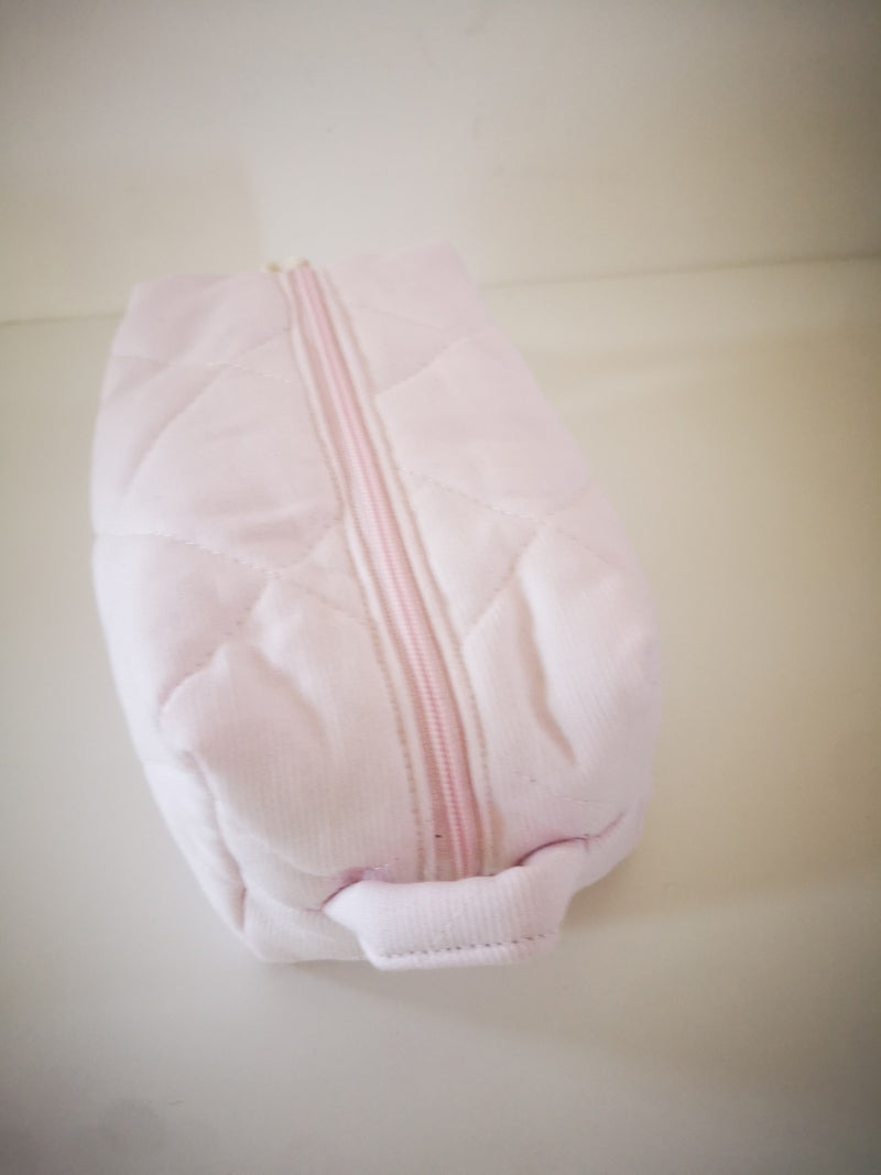 La trousse carrée : trousse d'école ou trousse  à maquillage, de toilette à trésors, bref un indispensable voyage