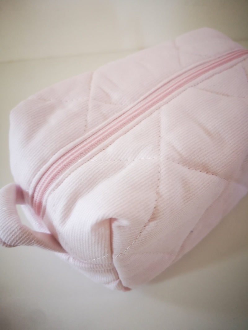 La trousse carrée : trousse d'école ou trousse  à maquillage, de toilette à trésors, bref un indispensable voyage