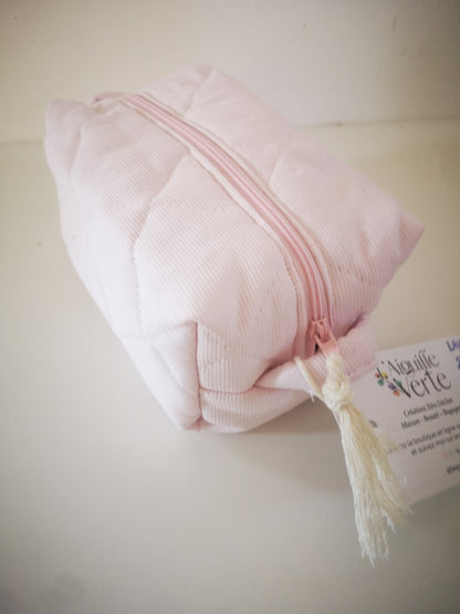La trousse carrée : trousse d'école ou trousse  à maquillage, de toilette à trésors, bref un indispensable voyage