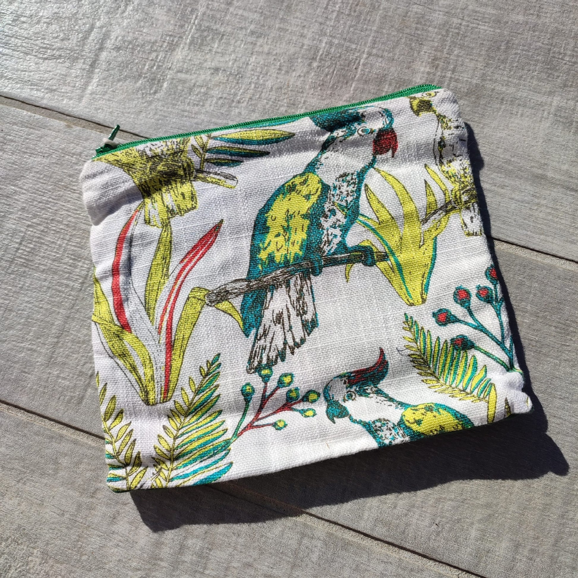 Emmener tous vos indispensables dans votre trousse : pour la toilette, l'école, une retouche beauté, des médicaments etc.