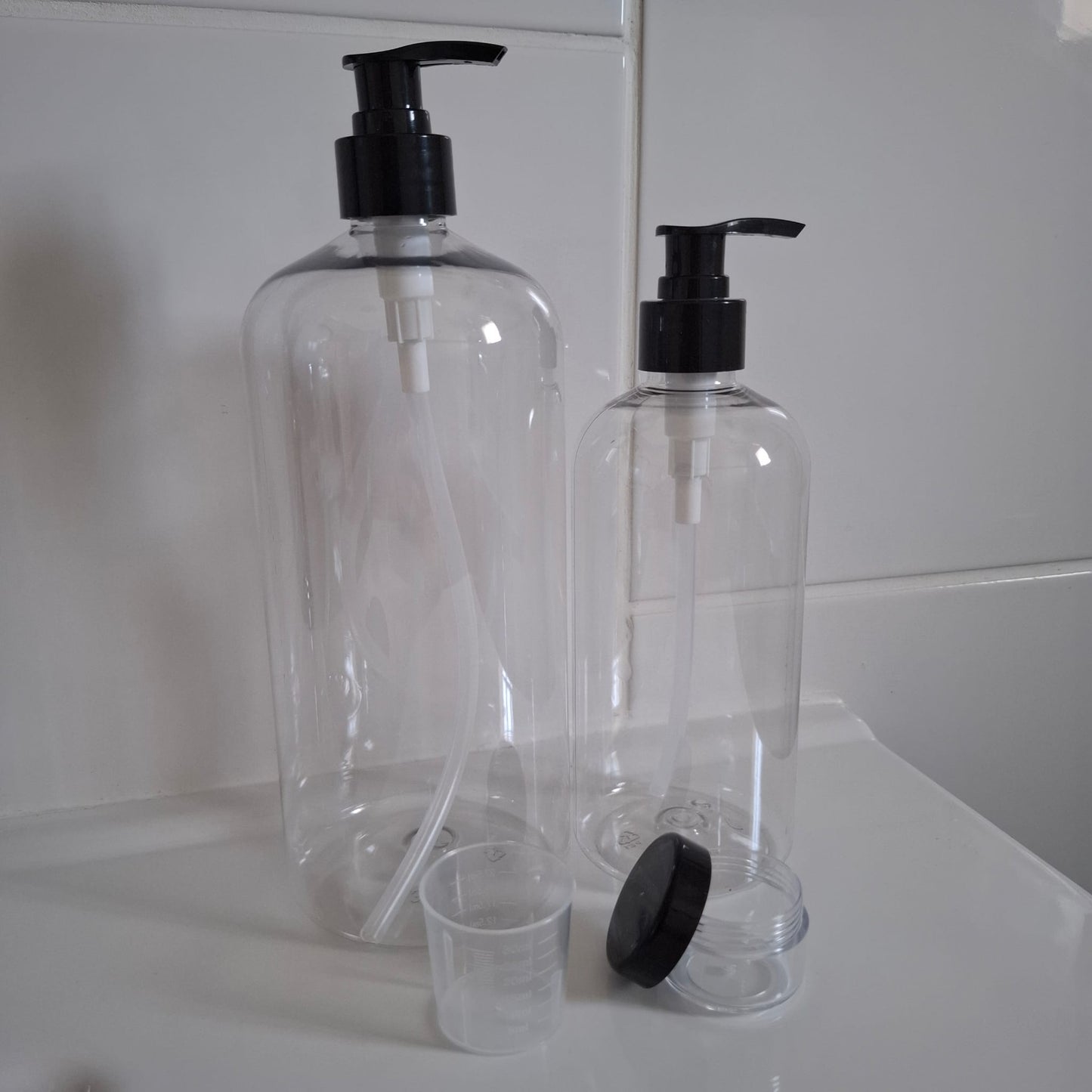 Le kit complet pour se lancer dans les recettes zéro déchet : flacon 1L, 500ml, doseur 30ml + pot bonus offert. 10€ frais de port inclus. Livraison France