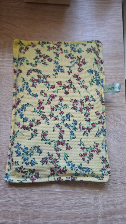 Bouillotte sèche pour se réchauffer, soulager les douleurs de règles, les douleurs lombaire, remède torticolis et les petits bobos des enfants. Made in Normandie avec des graines de lin