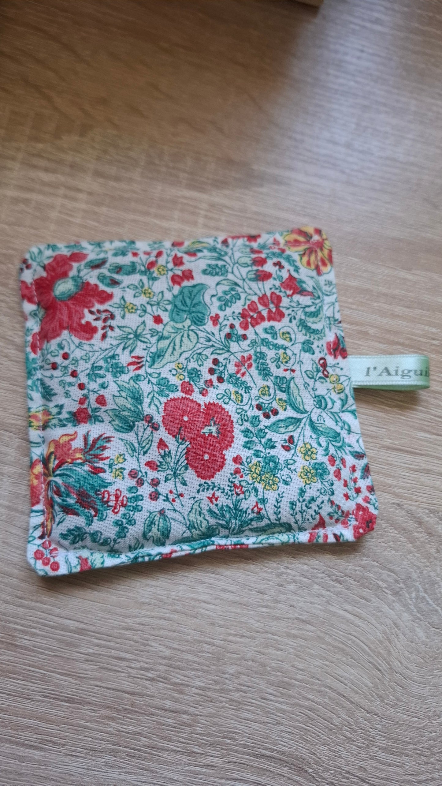 Bouillotte sèche pour se réchauffer, soulager les douleurs de règles, les douleurs lombaire, remède torticolis et les petits bobos des enfants. Made in Normandie avec des graines de lin
