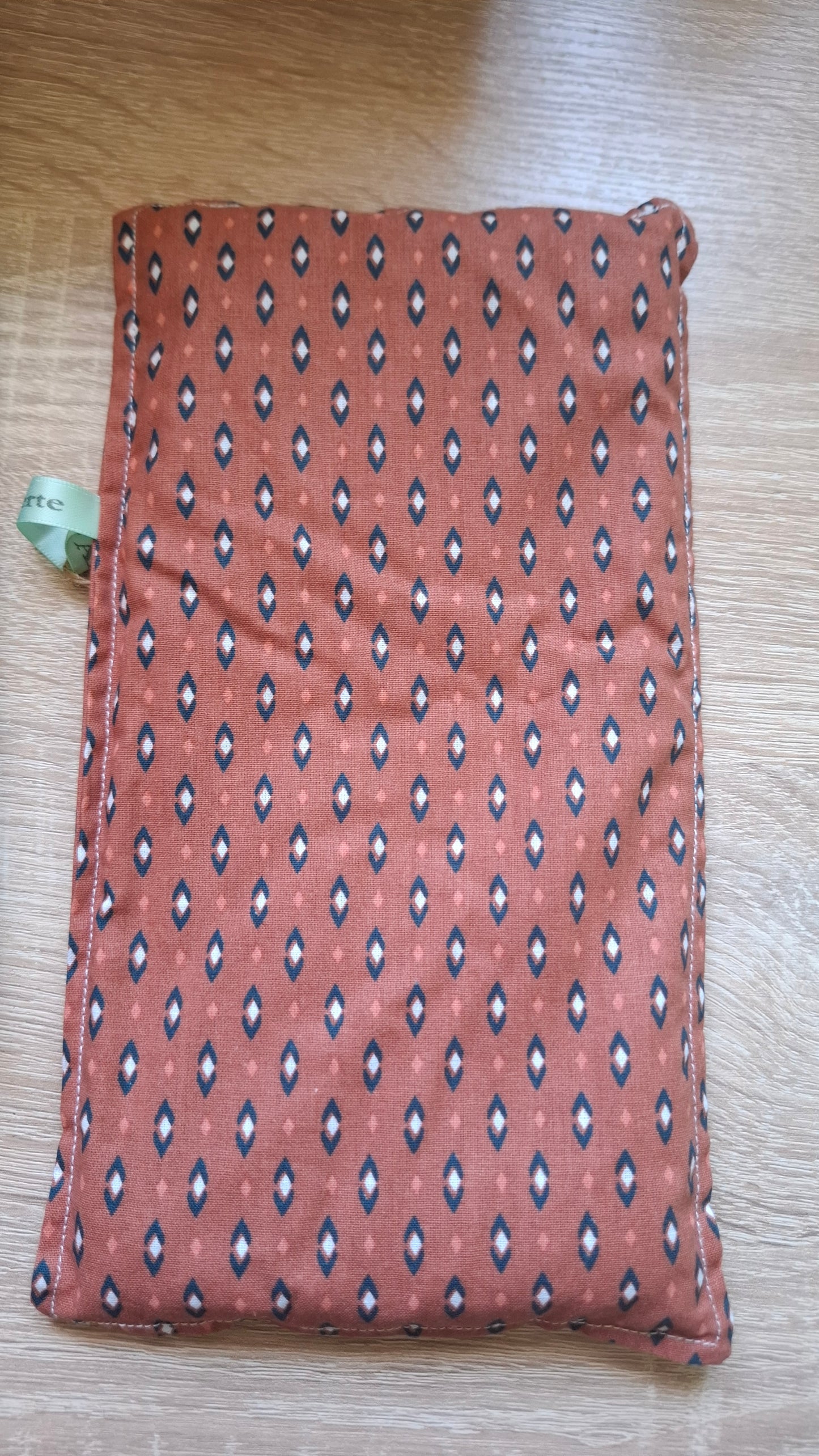 Bouillotte sèche pour se réchauffer, soulager les douleurs de règles, les douleurs lombaire, remède torticolis et les petits bobos des enfants. Made in Normandie avec des graines de lin