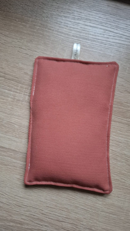 Bouillotte sèche aux graines de lin bio de Normandie pour les petits bobo, les grosses douleurs de règle ou lombaires
