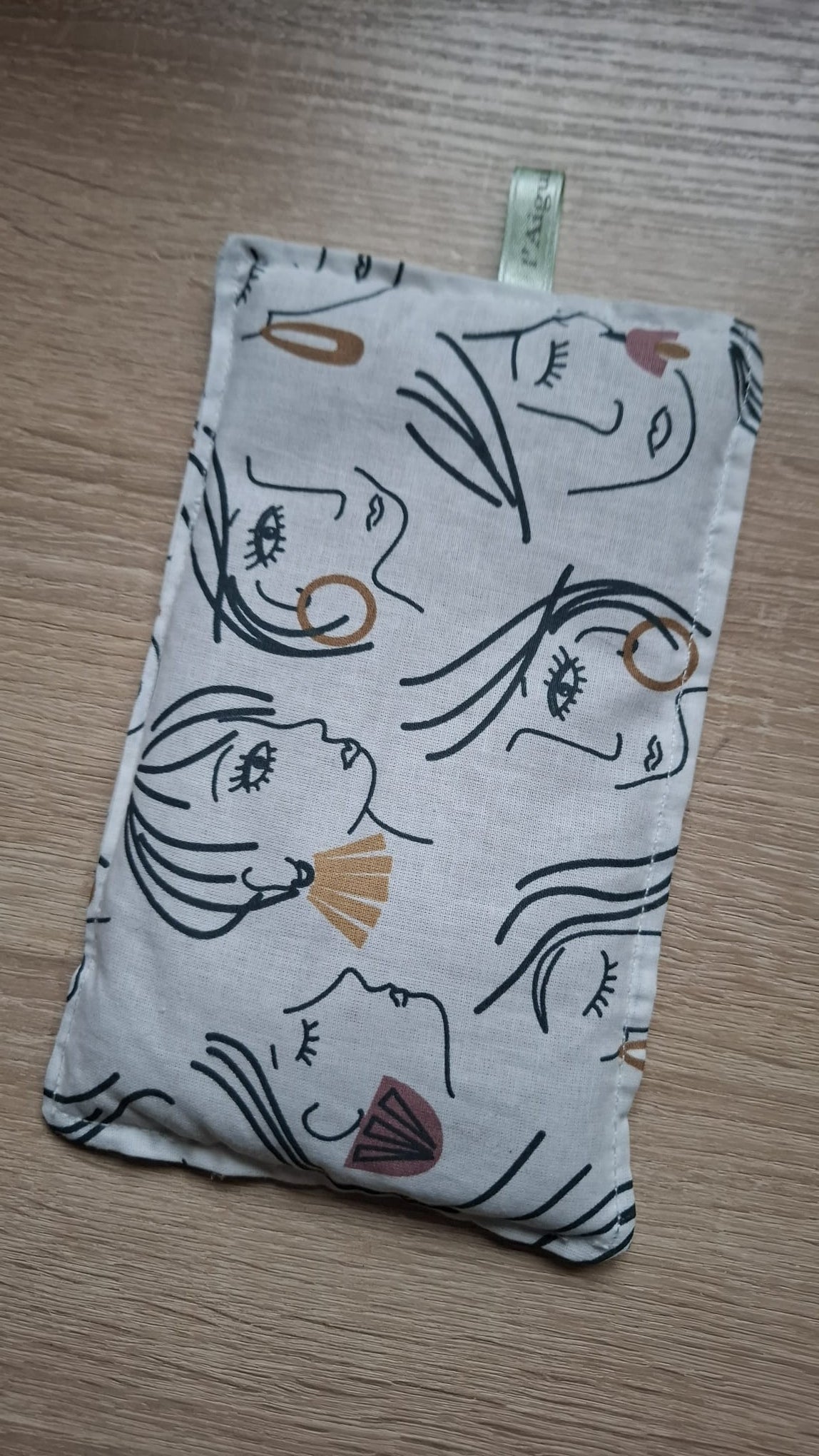 Bouillotte sèche aux graines de lin bio de Normandie pour les petits bobo, les grosses douleurs de règle ou lombaires