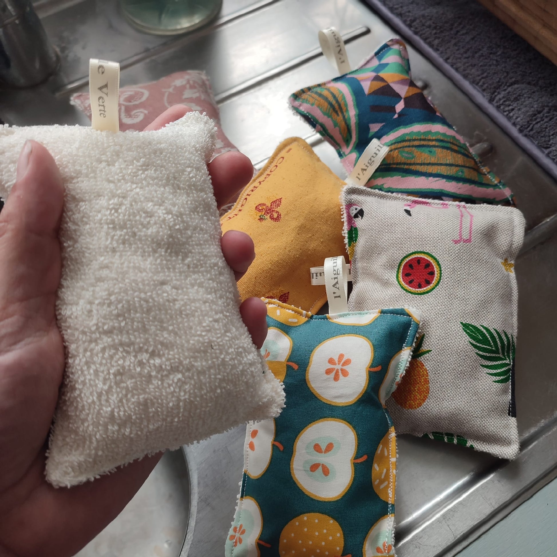 Les éponges lavables et efficaces qui grattent sans rayer mon avis d'experte en éponge lavable depuis 2021. Éponge saine, hygiénique et agréable à utiliser.  résistante, durables et compostables