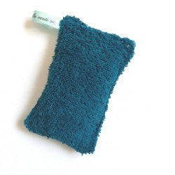 Éponge lavable et réutilisable pour la cuisine, faire la vaisselle ou nettoyer la salle de bain. Doucette à un côté bleue pour la reconnaitre facilement, 1 éponge 1 usage comme ça pas de risque de retrouver l'éponge wc dans les verres à vin