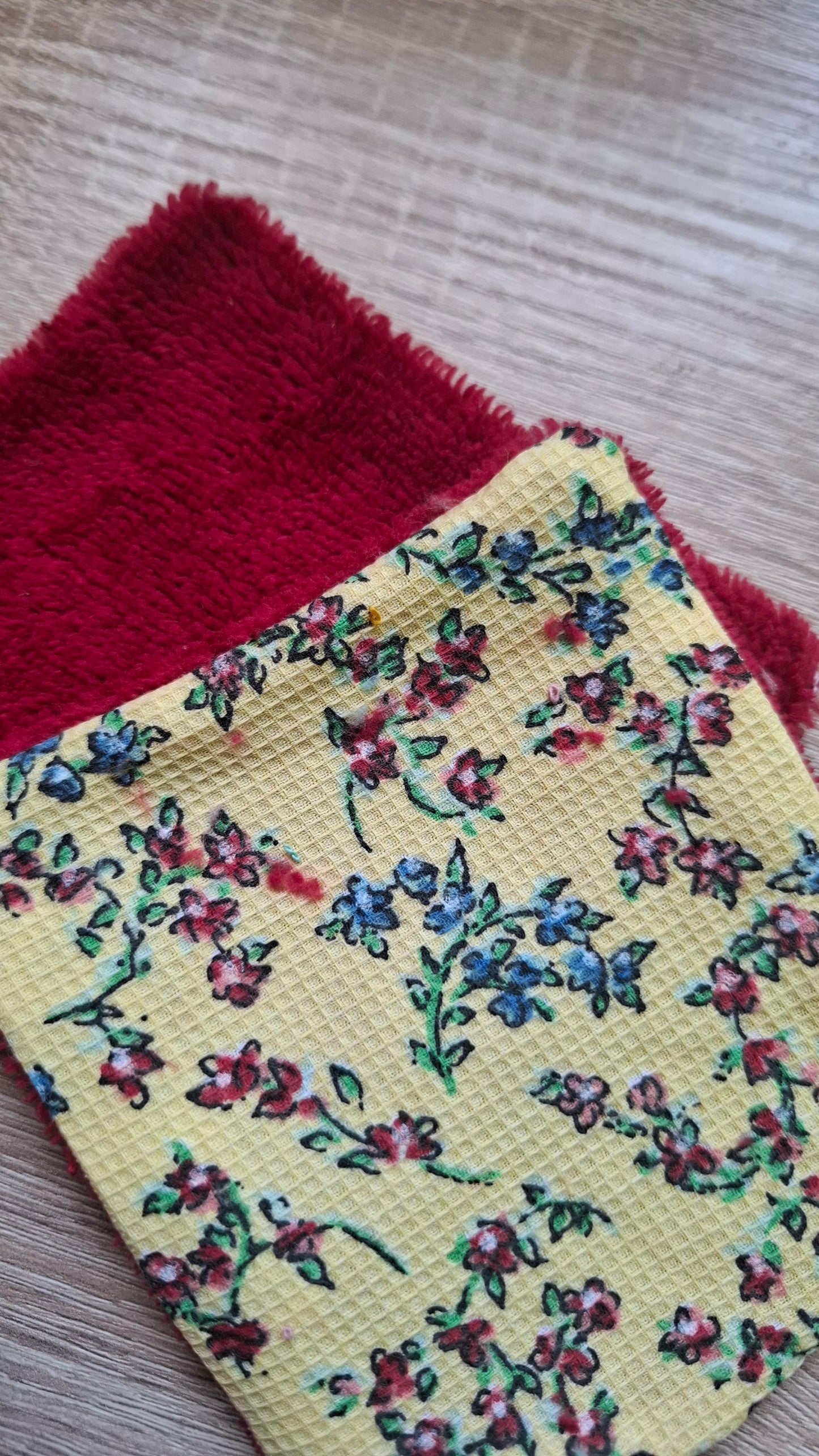 Lingette démaquillante lavable en coton démaquillant réutilisable. Des carrés démaquillants doux, écologiques et réutilisables.