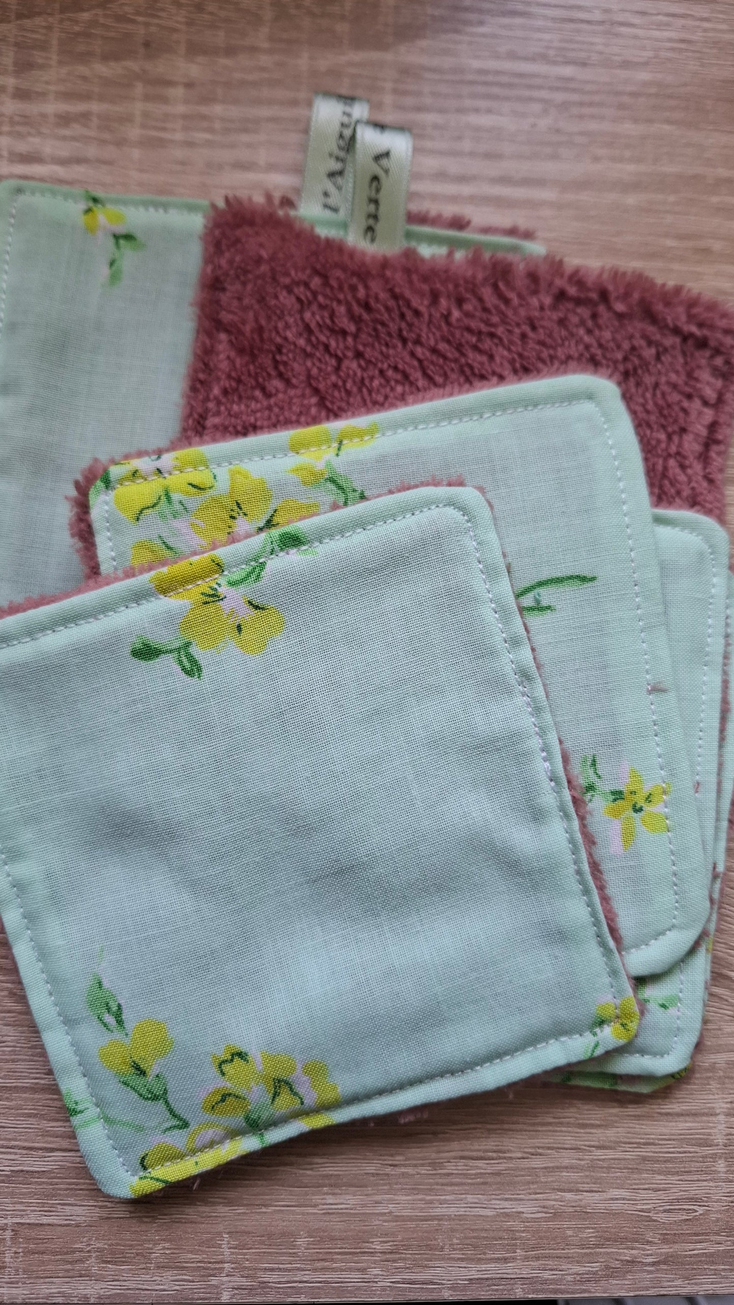 Lingette démaquillante lavable en coton démaquillant réutilisable. Des carrés démaquillants doux, écologiques et réutilisables.
