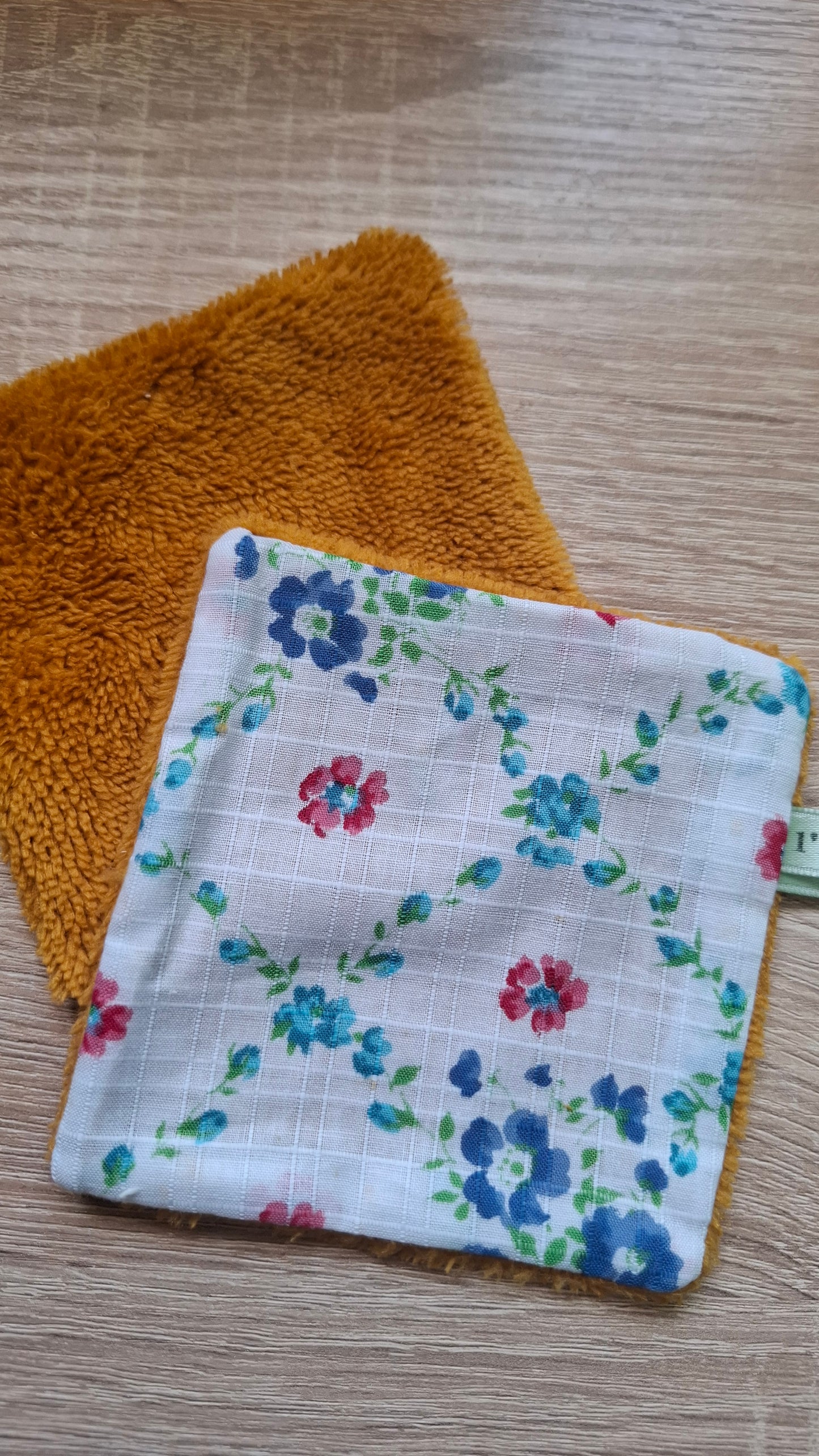 Lingette démaquillante lavable en coton démaquillant réutilisable. Des carrés démaquillants doux, écologiques et réutilisables.