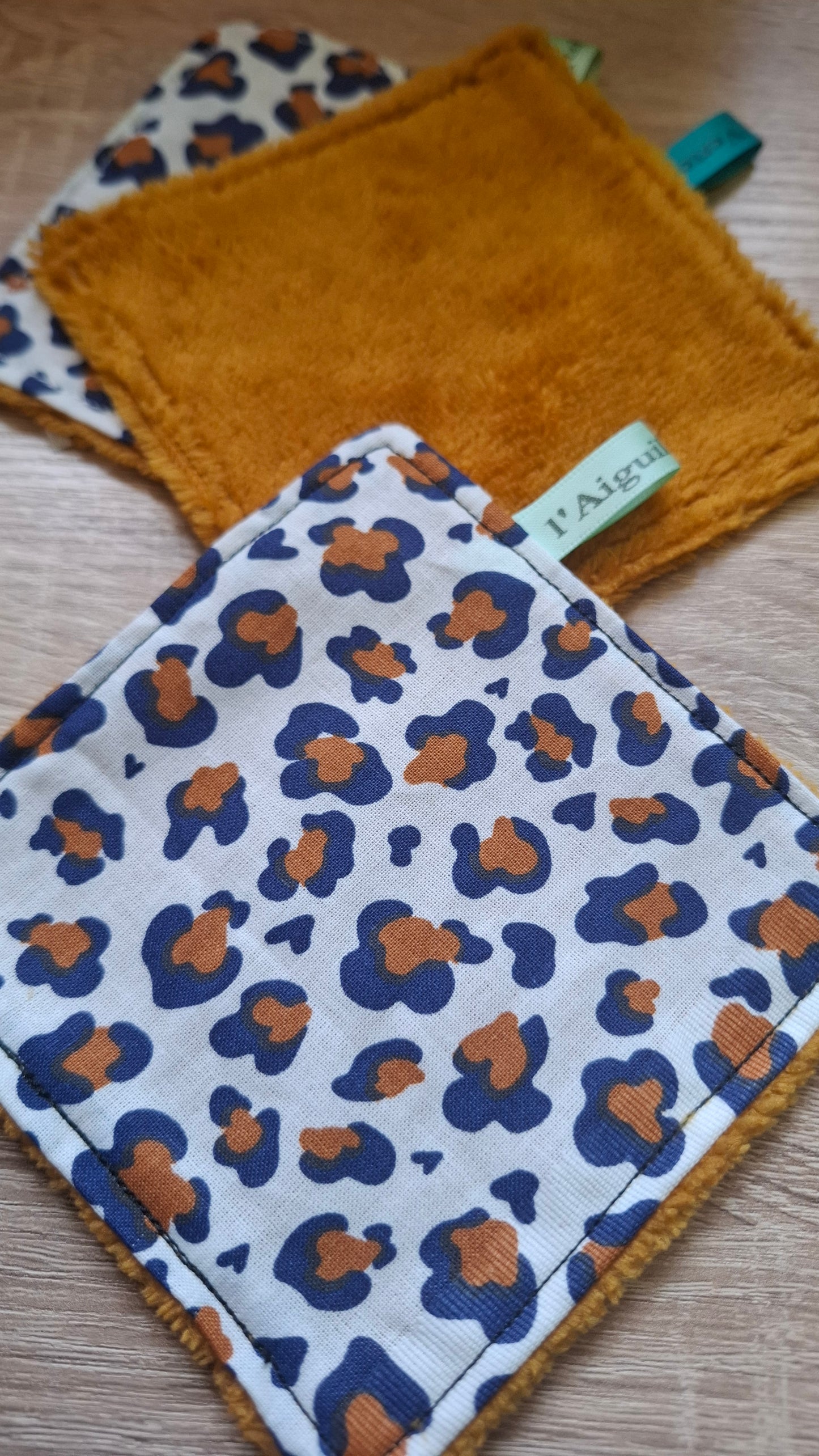 Lingette démaquillante lavable en coton démaquillant réutilisable. Des carrés démaquillants doux, écologiques et réutilisables.