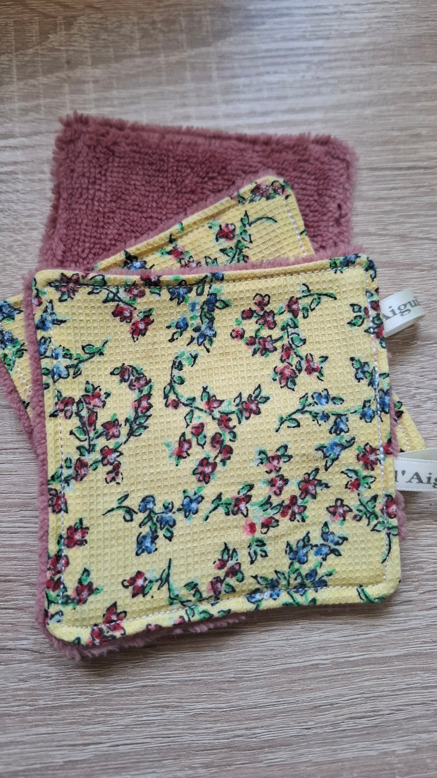 Lingette démaquillante lavable en coton démaquillant réutilisable. Des carrés démaquillants doux, écologiques et réutilisables.