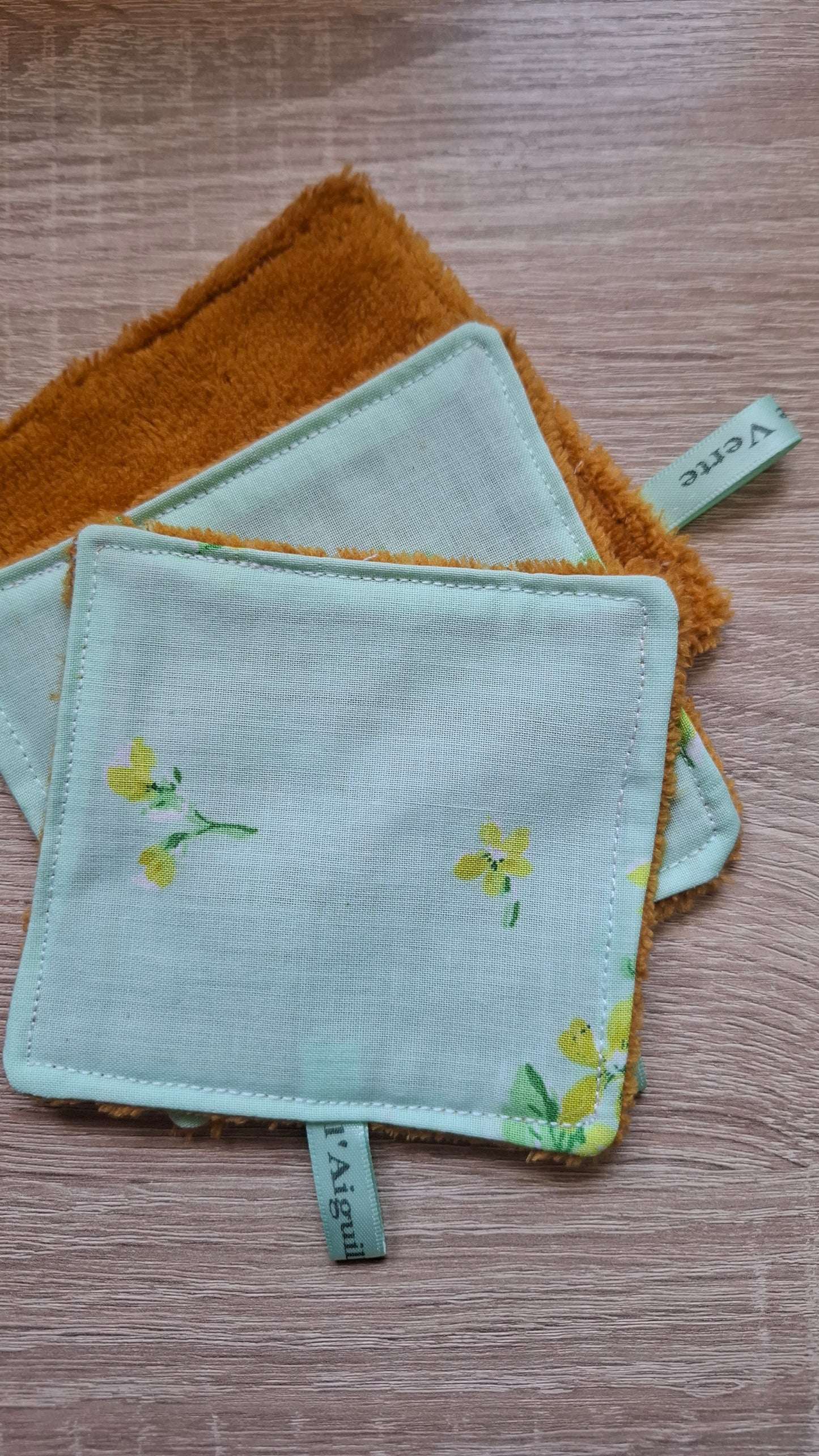 Lingette démaquillante lavable en coton démaquillant réutilisable. Des carrés démaquillants doux, écologiques et réutilisables.