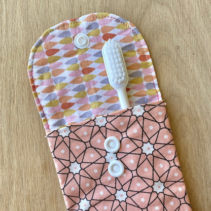 L'étui à brosse à dents pour emporter votre brosse à dents en week-end sans mouiller votre trousse de toilette.