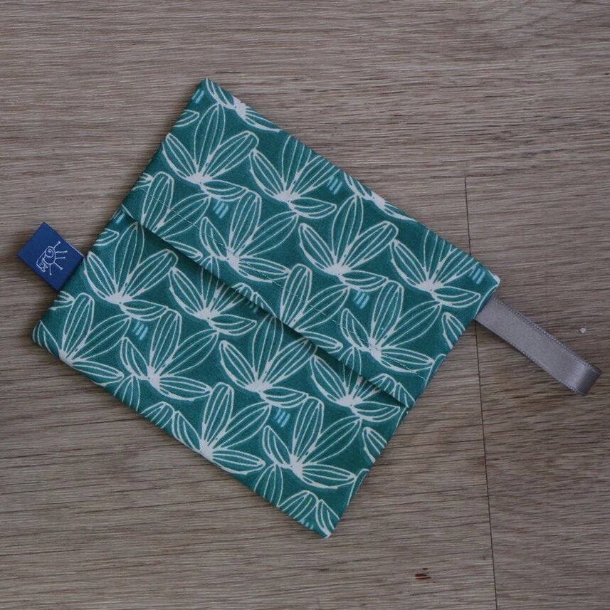 Pochette de transport imperméable pour serviette hygiénique lavable. Compartiment à rabat et anti -fuite