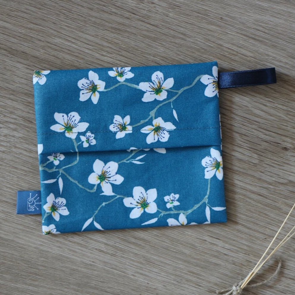 Pochette de transport imperméable pour serviette hygiénique lavable. Compartiment à rabat et anti -fuite