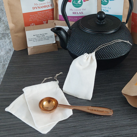 En coton, le sachet à thé réutilisable sera votre accessoire hyper-pratique au petit-déjeuner ou à la pause thé. C'est une alternative écologique et durable aux filtres à thé jetables et aux boules à thé qui fuient.